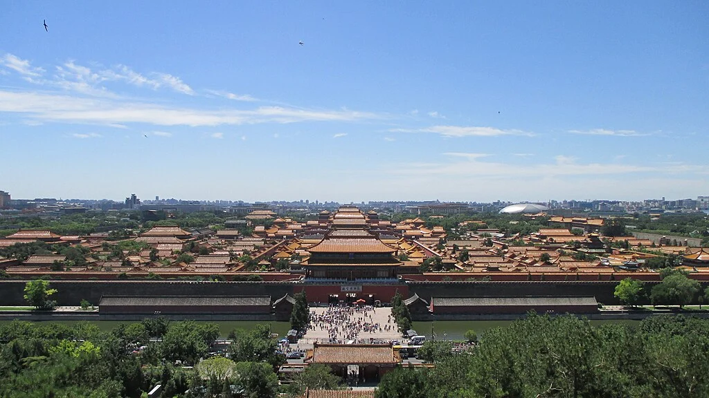 Vista panorâmica da Cidade Proibida em Pequim, revelando a grandiosidade de sua arquitetura e sugerindo os enigmas da Cidade Proibida que permanecem ocultos ao olhar moderno.