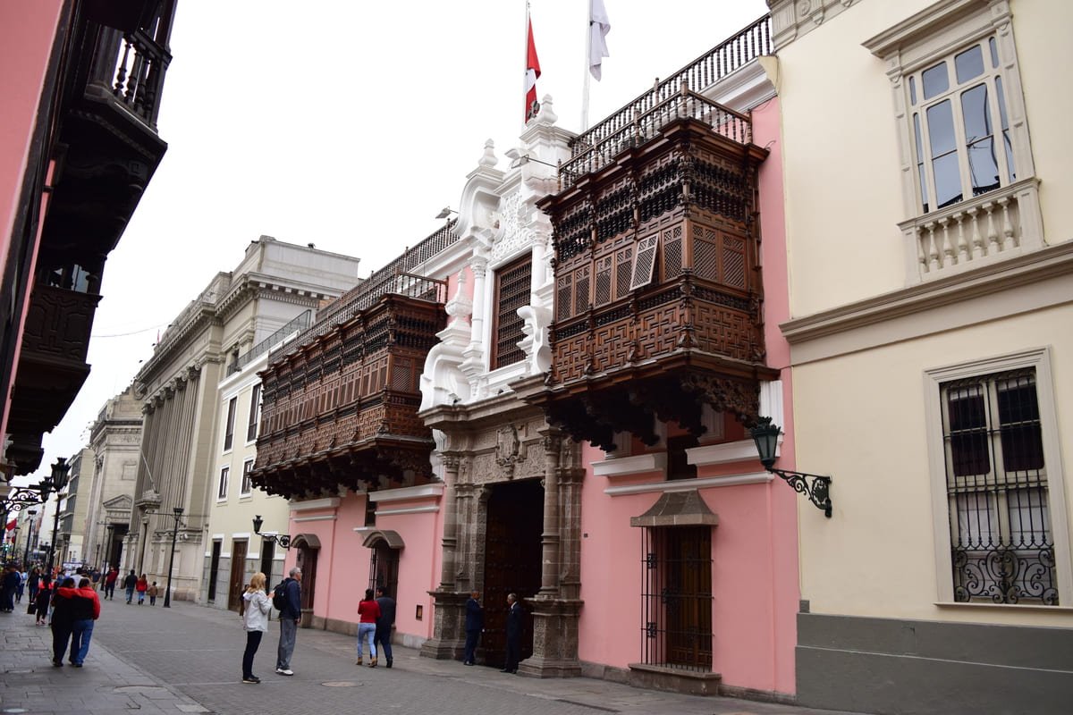 Fachada do Palácio de Torre Tagle, em Lima, com dois balcões fechados de madeira e entrada ornamentada ilustrando artigo Arquitetura de Lima: como os terremotos mudaram as casas?