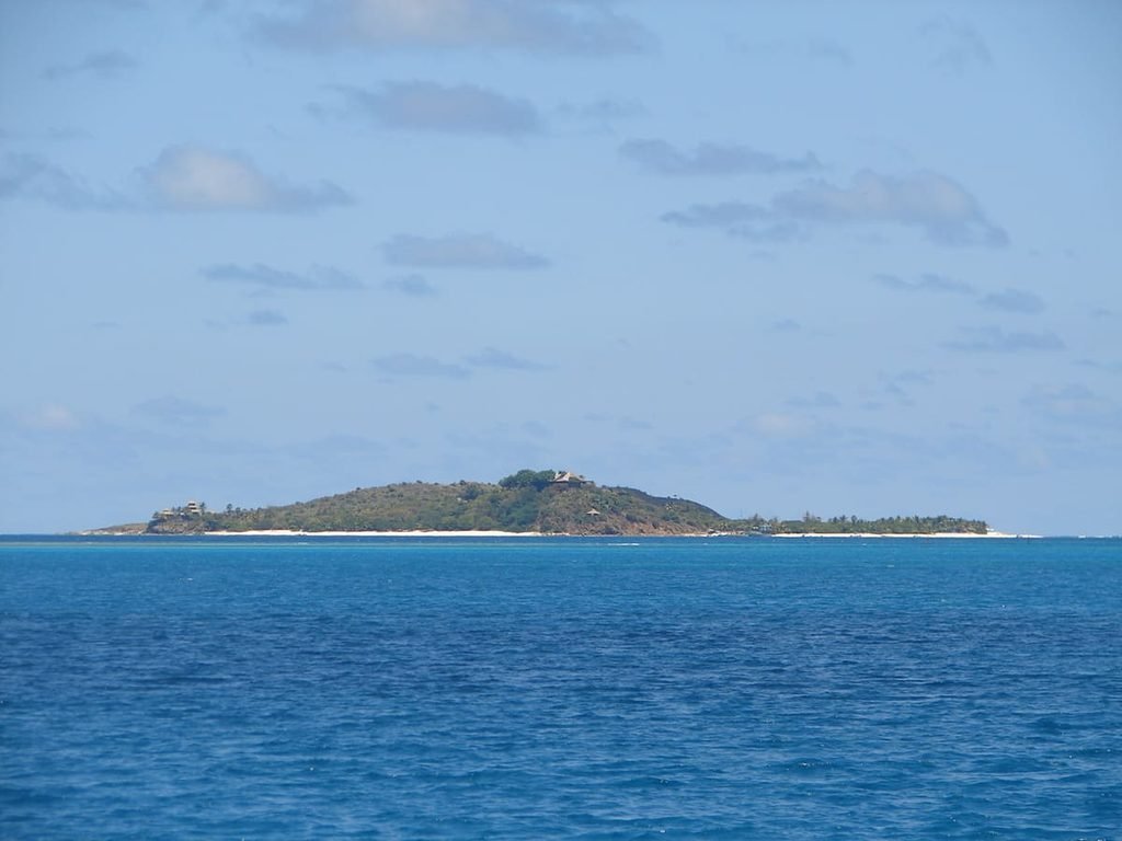 Vista aérea de Necker Island, com praias e águas rasas ao redor. Ilustrando artigo Ilhas privadas: quem controla o acesso ao território?