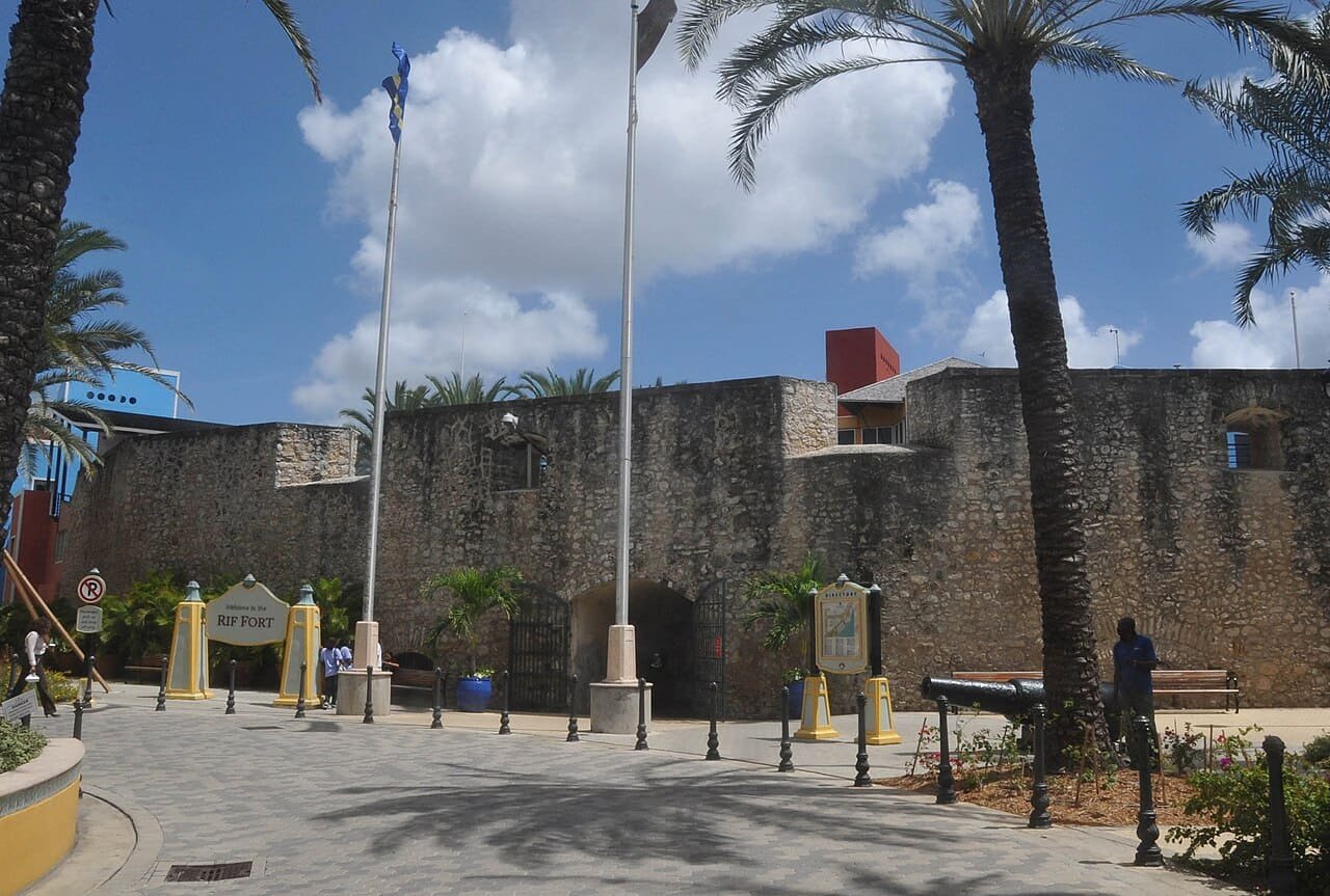 Rif Fort, em Willemstad, fotografado a partir da água, com suas muralhas e edifícios do entorno. Ilustrativo ao artigo Cassinos em Willemstad.