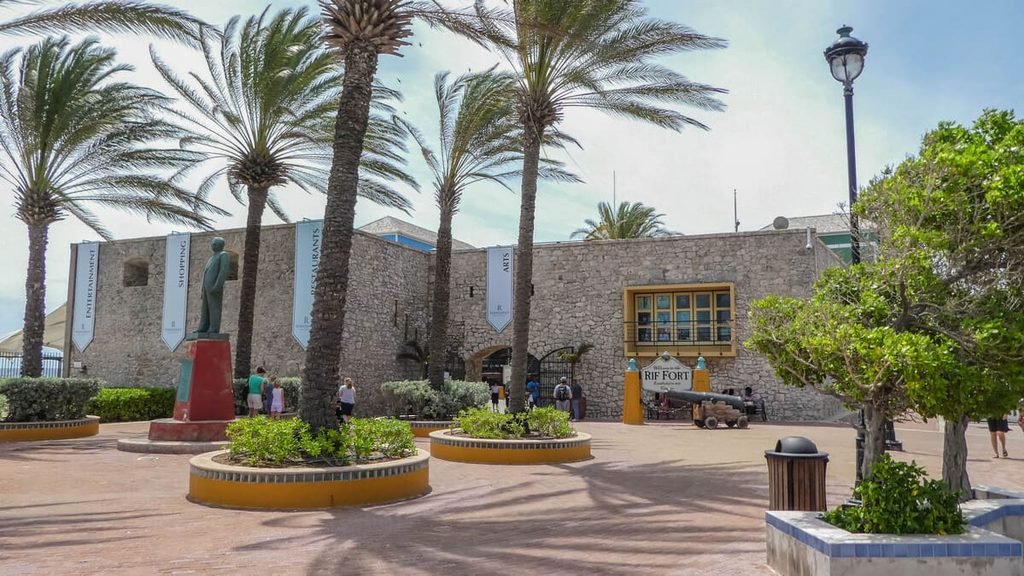 Espaço interno do Rif Fort com mesas, estabelecimentos comerciais e circulação de pessoas. Ilustrativa ao artigo Rif Fort em Willemstad: como uma fortaleza ganhou novos usos?