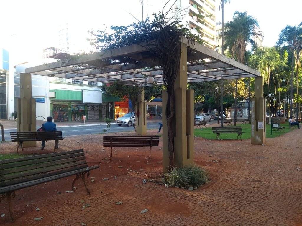 Passeio arborizado e pérgolas no canteiro central da Avenida Goiás, em Goiânia. Ilustrando artigo Centro de Goiânia: por que as avenidas convergem na praça?