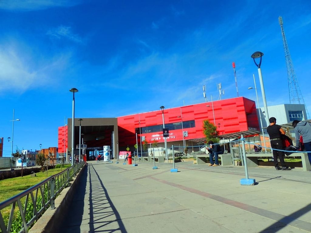Exterior da estação 16 de Julio do Mi Teleférico, em El Alto, fotografado em 2016. Ilustrando artigo Teleféricos de La Paz: como conectam vale e planalto?