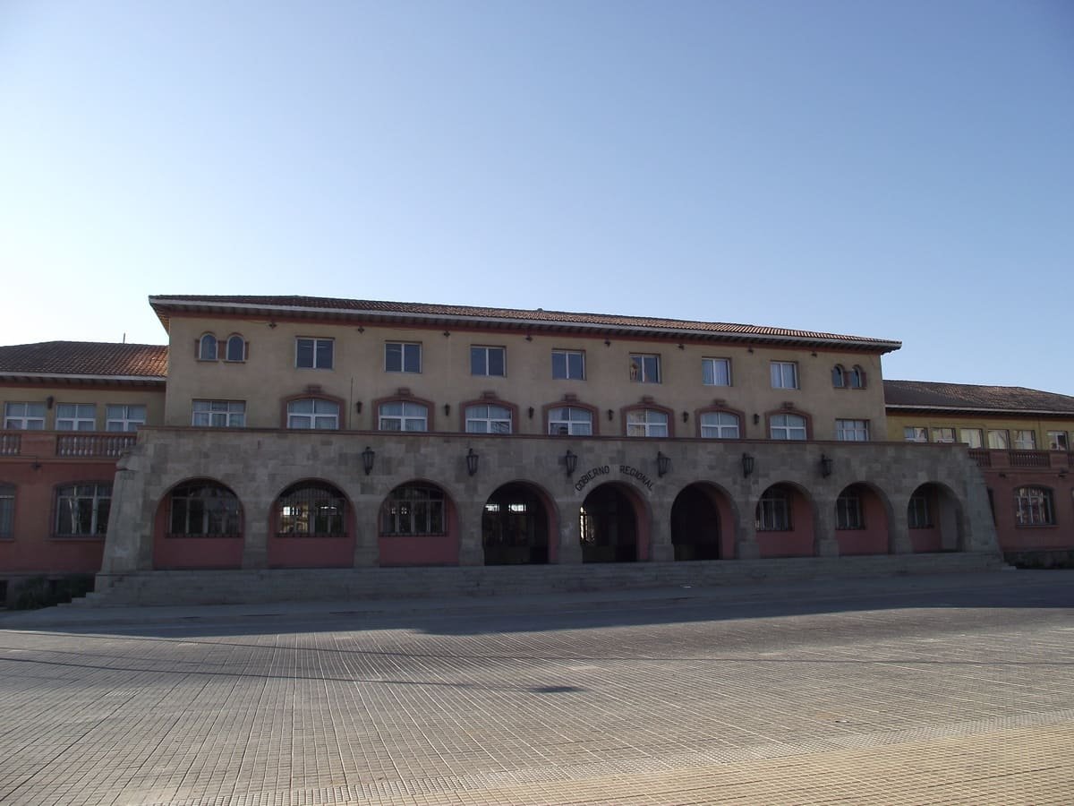 Fachada da Intendencia de Coquimbo com arcadas, janelas e torre. Ilustrando artigo Centro de La Serena: por que parece mais antigo do que é?