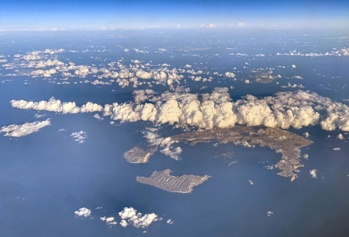 Vista aérea do conjunto de ilhas de Santorini e da caldeira ocupada pelo mar. Ilustrando artigo Caldeira de Santorini: como o mar ocupou o vulcão?