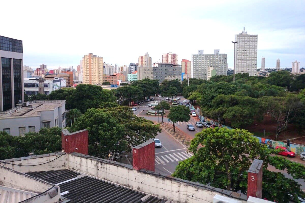 Vista elevada da Praça Cívica, em Goiânia, com jardins, edifícios públicos e ruas do centro ao redor. Ilustrando artigo Centro de Goiânia: por que as avenidas convergem na praça?