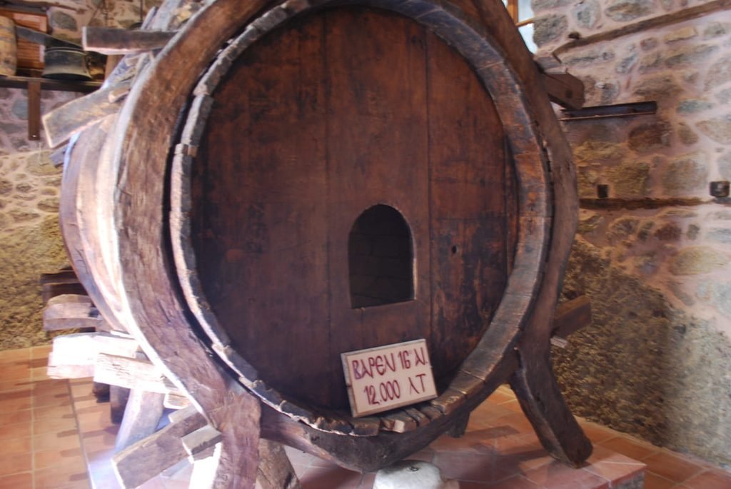 Grande reservatório de madeira preservado no Mosteiro de Varlaam, em Meteora, ilustrando artigo Mosteiros de Meteora: por que foram erguidos nas alturas?