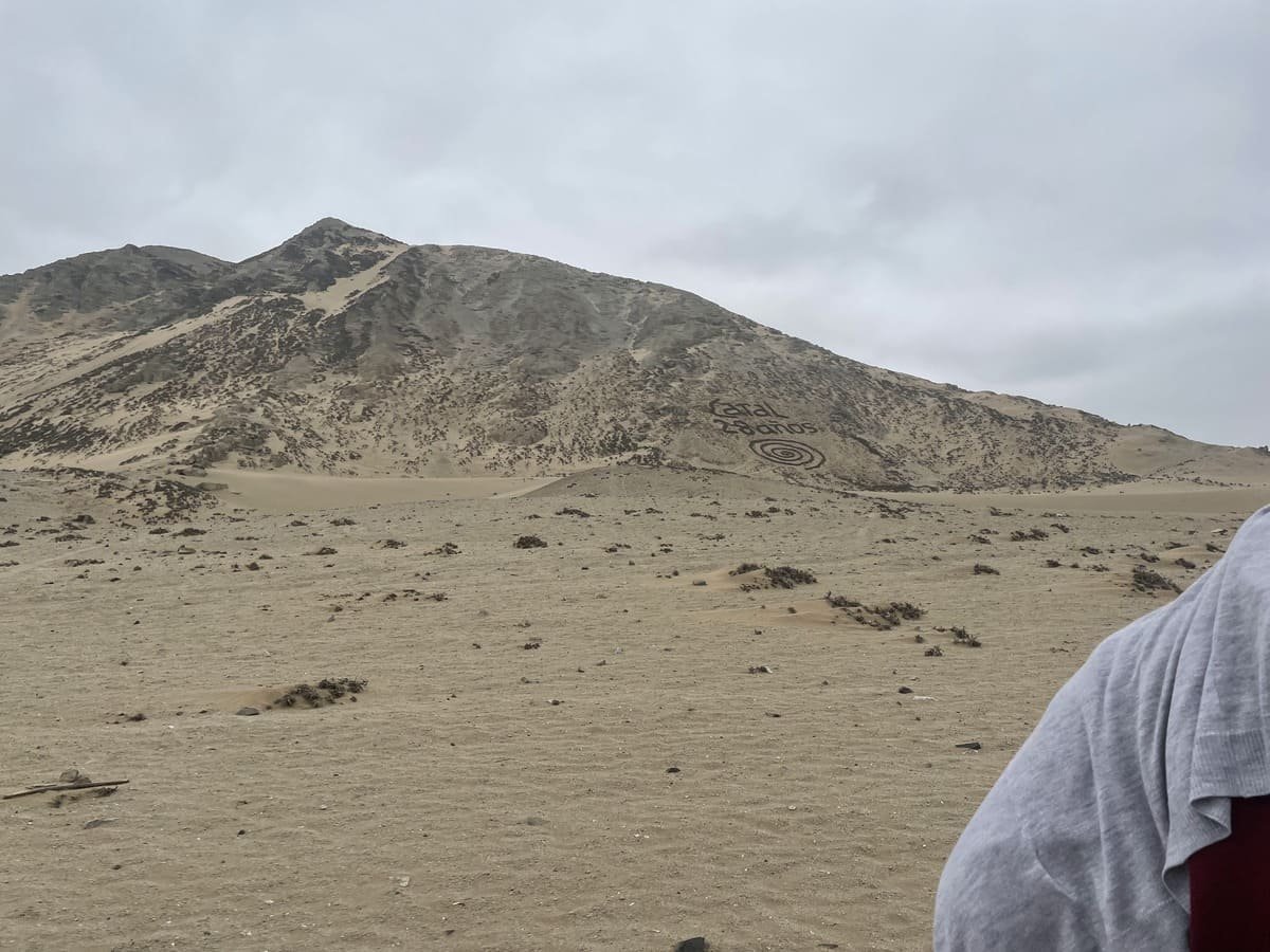 Estruturas arqueológicas de Caral em terreno seco, com montanhas áridas ao fundo. Ilustrando artigo Sítios arqueológicos da América do Sul: por que estão ali?