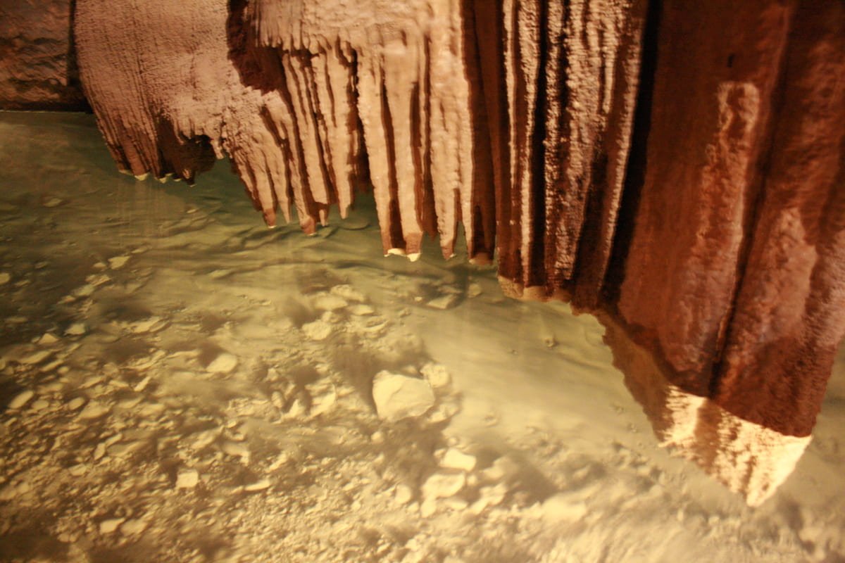 Água do rio subterrâneo entre paredes rochosas na Imperial Cave, em Jenolan, Austrália. Ilustrando artigo Cavernas da Oceania: como a água transforma a rocha?