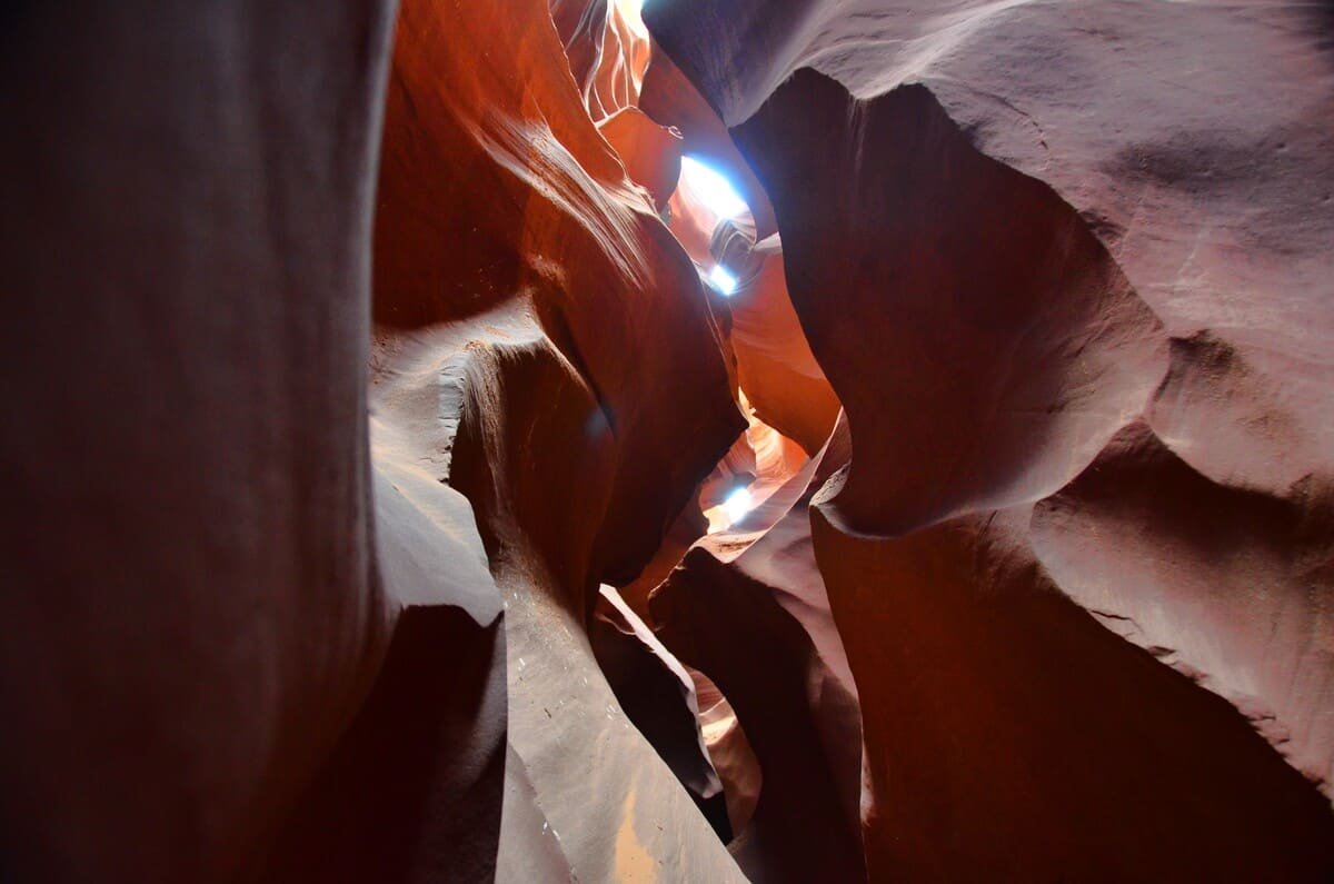 Paredes curvas de arenito com faixas sedimentares no Lower Antelope Canyon. Ilustrando artigo Antelope Canyon: como a água esculpiu paredes tão estreitas?