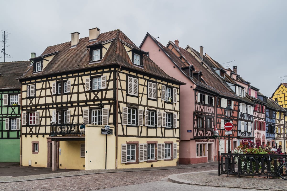 Rio Lauch entre casas de madeira aparente no Quai de la Poissonnerie, em Colmar, ilustrando artigo Bairros de Colmar: marcas da água e dos antigos ofícios