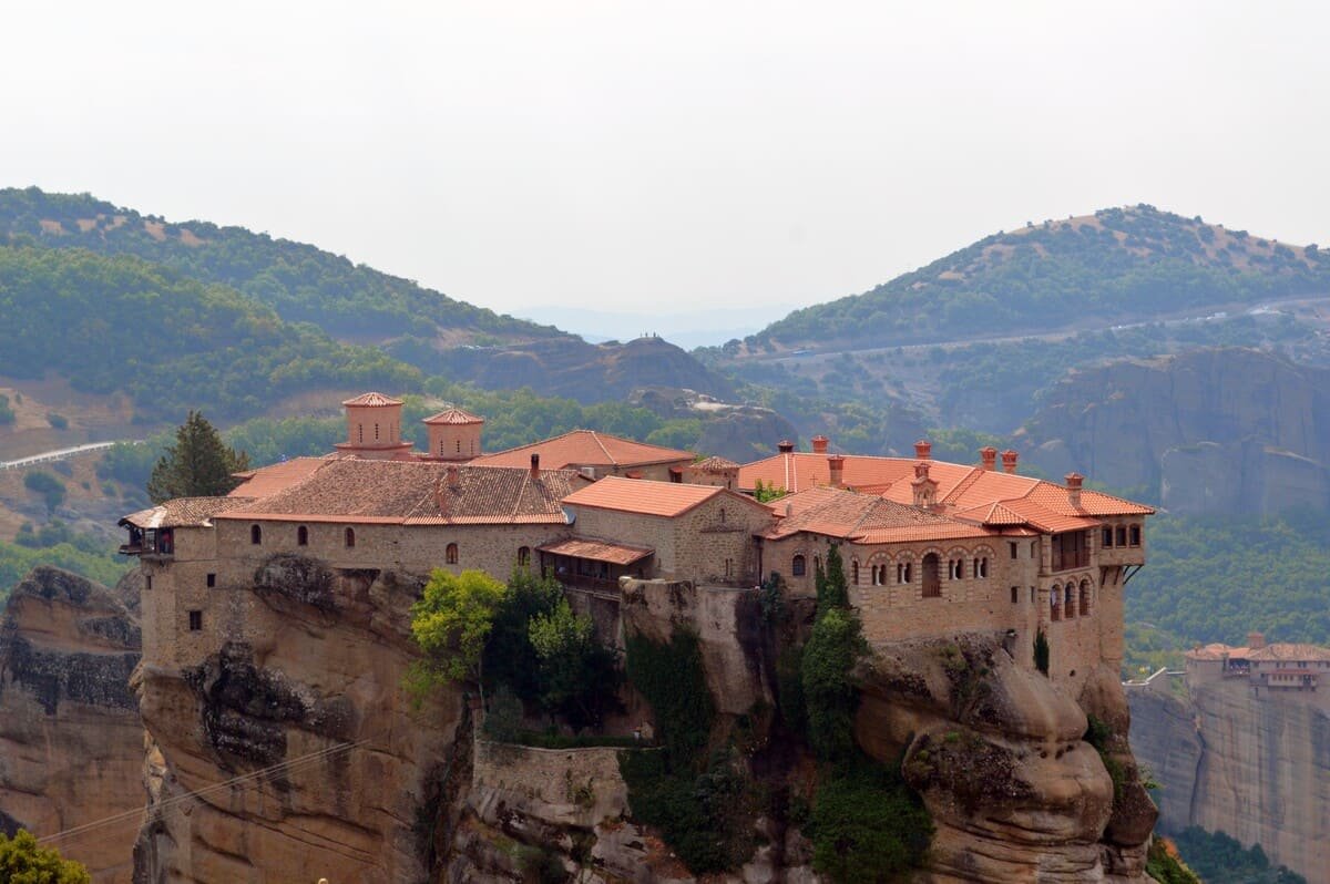Mosteiro de Varlaam no topo de uma rocha íngreme em Meteora, na Grécia. Ilustrando artigo Mosteiros de Meteora: por que foram erguidos nas alturas?