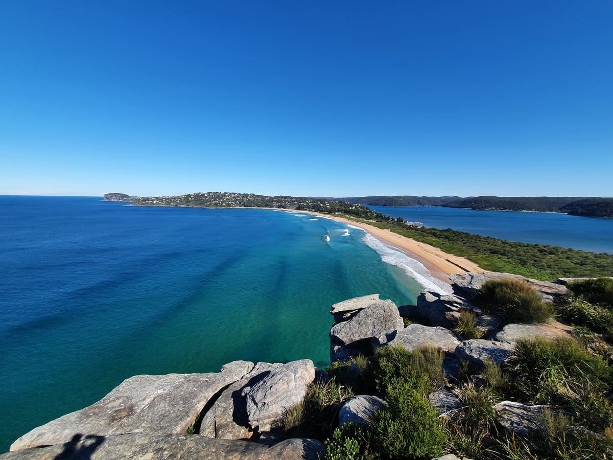 Vista de Palm Beach à esquerda e Pittwater à direita, separados por uma faixa de terra, a partir de Barrenjoey. Ilustrando artigo Praias de Sydney: por que o mar muda de uma para outra?