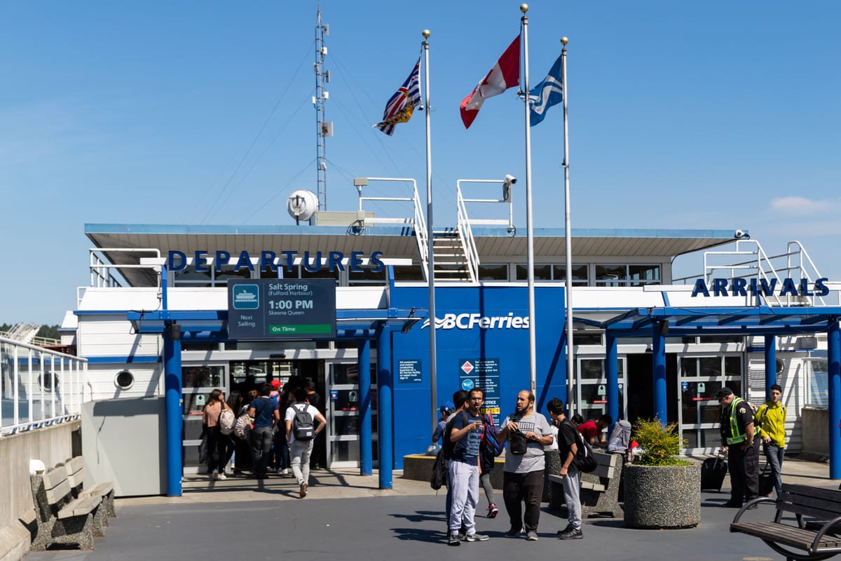 Passageiros diante do terminal de Swartz Bay, com sinalização de partidas e chegadas. Ilustrando artigo Ilhas nas Américas: o que define seu isolamento?