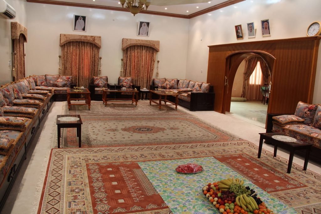 Interior de um majlis no norte do Qatar, com assentos junto às paredes, mesas e tapetes. Ilustrando artigo Café árabe: o que o modo de servir revela?
