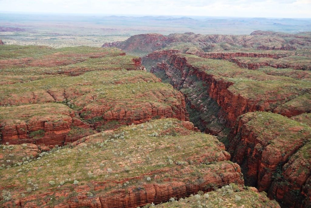 Vista aérea de gargantas que recortam o maciço de arenito da Bungle Bungle Range.