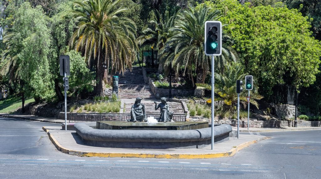 Fonte de Netuno e Anfitrite junto ao Cerro Santa Lucía, com escadaria e vegetação ao fundo. Ilustrando artigo Santiago do Chile: como o relevo participa da cidade?