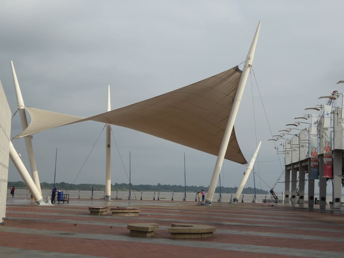 Área do Malecón 2000 com cobertura tensionada, bancos e guarda-corpo diante do rio Guayas ilustrando artigo Orla de Guayaquil: como o rio moldou a cidade?