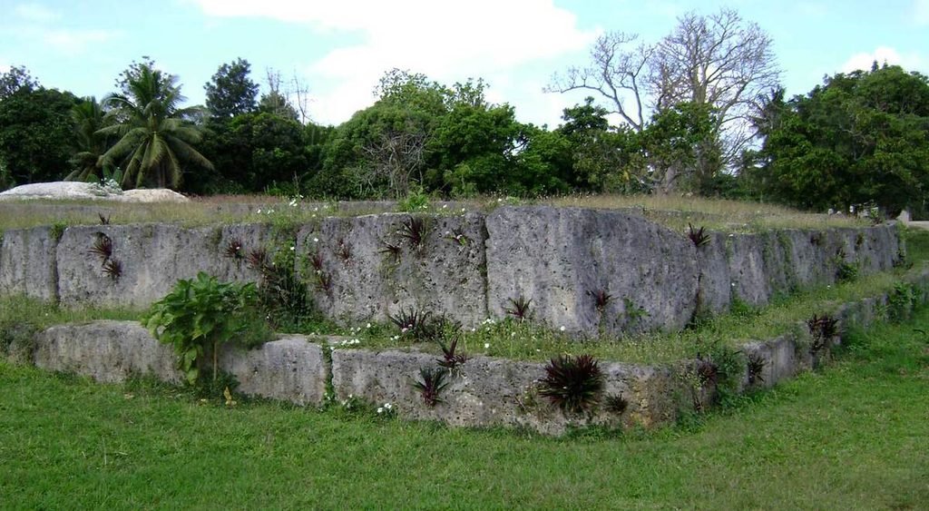 Plataforma funerária Paepae ʻo Teleʻa, em Lapaha, delimitada por grandes placas de pedra em níveis.Ilustrativo ao artigo Vestígios da Oceania: o que revelam sobre o território?