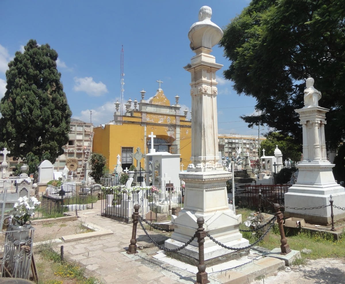 Sepulturas, monumentos funerários, árvores e nichos no cemitério de Santa Paula, em Guanajuato. Ilutrando artigo Múmias de Guanajuato: como os corpos viraram acervo?