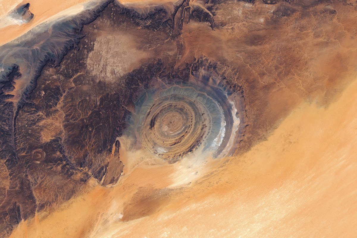 Anéis concêntricos da Estrutura de Richat entre planaltos rochosos e faixas de areia na Mauritânia. Ilustrando artigo Círculos na África: por que nem todos são crateras?