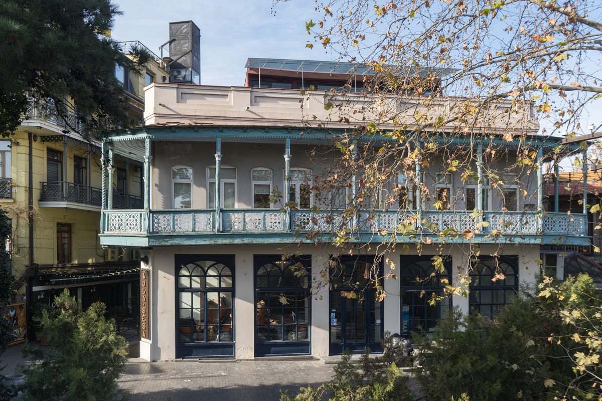 Casa em Tbilisi com varandas de madeira, janelas e fachada voltada para a rua, iluistrando artigo Capitais do Cáucaso: o que muda na paisagem urbana?