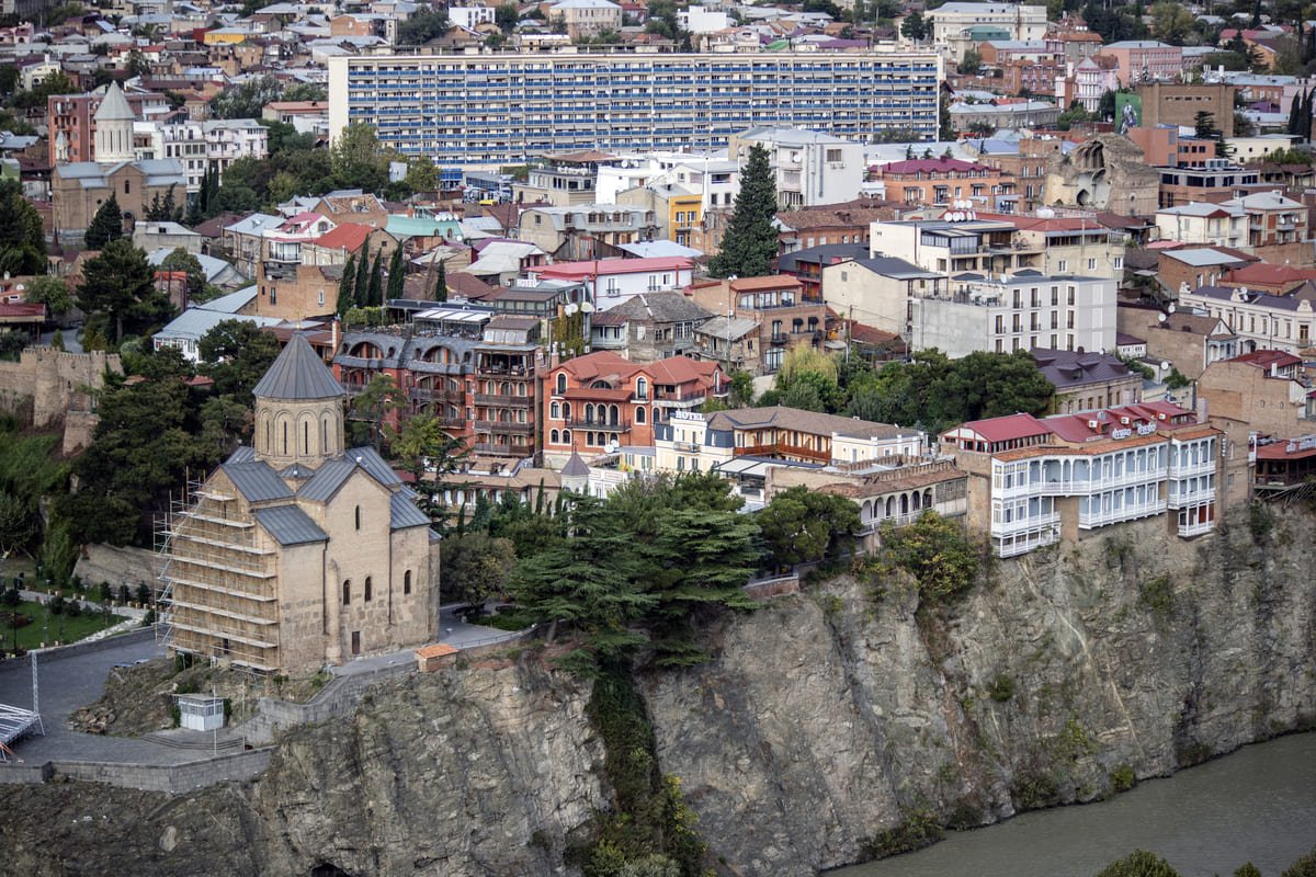 Igreja de Metekhi e edifícios sobre uma escarpa junto ao rio Mtkvari, em Tbilisi. Ilustrando artigo Tbilisi gastando pouco: como organizar a visita?