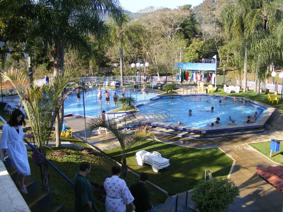 Piscina ao ar livre nas Termas de Piratuba, com pessoas na água e instalações ao redor. ilustrando artigo Águas termais no Sul: de onde vem o calor?