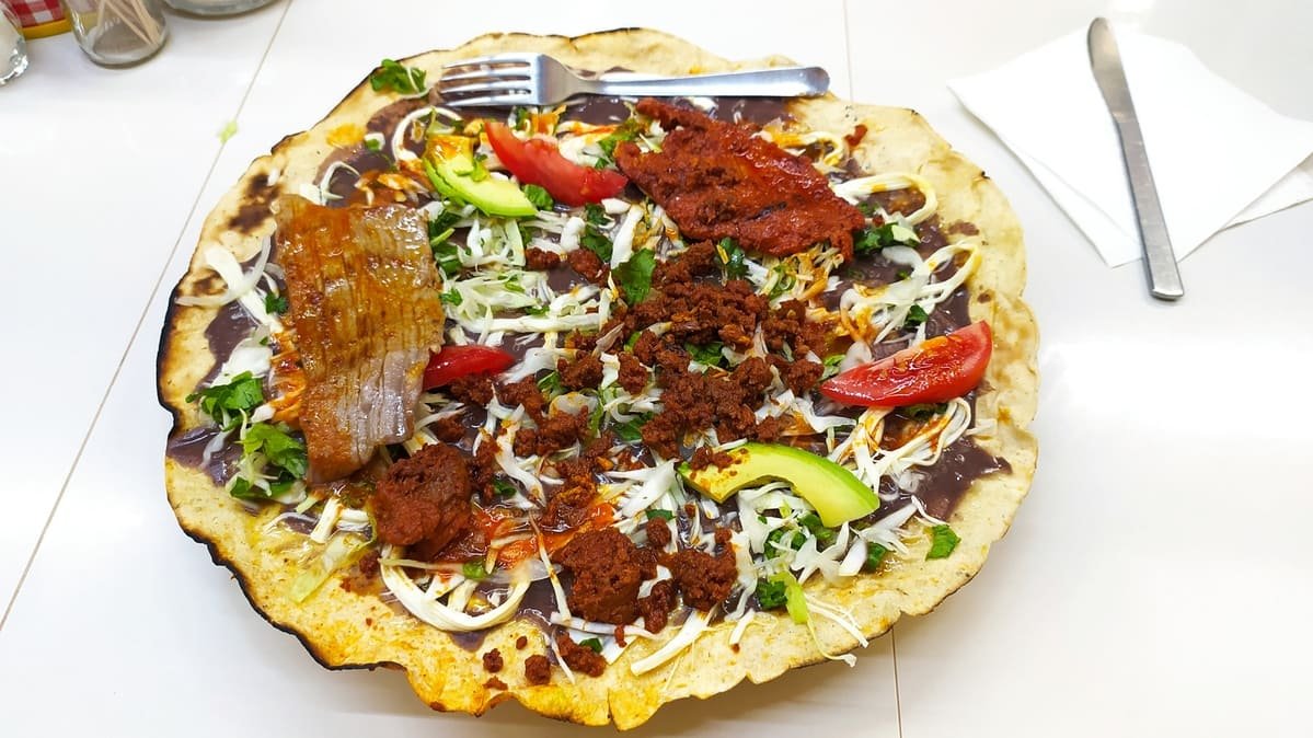 Milho, técnicas de preparo e saberes comunitários ajudam a explicar o que une pratos tão diferentes da cozinha mexicana. Ilustrativo ao artigo Cozinha mexicana: o que une pratos tão diferentes?