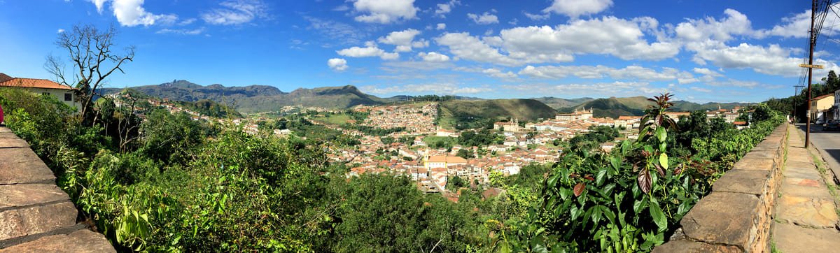 Vista panorâmica de Ouro Preto, com casas, igrejas e telhados distribuídos entre encostas, ilustrando artigo 6 destinos históricos de Minas para enxergar além do Barroco.