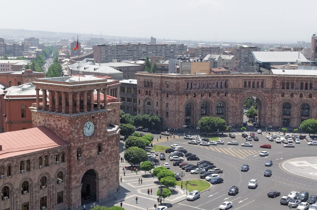 Edifícios com arcadas e espaço aberto na Praça da República, em Yerevan, ilustrando artigo Capitais do Cáucaso: o que muda na paisagem urbana?