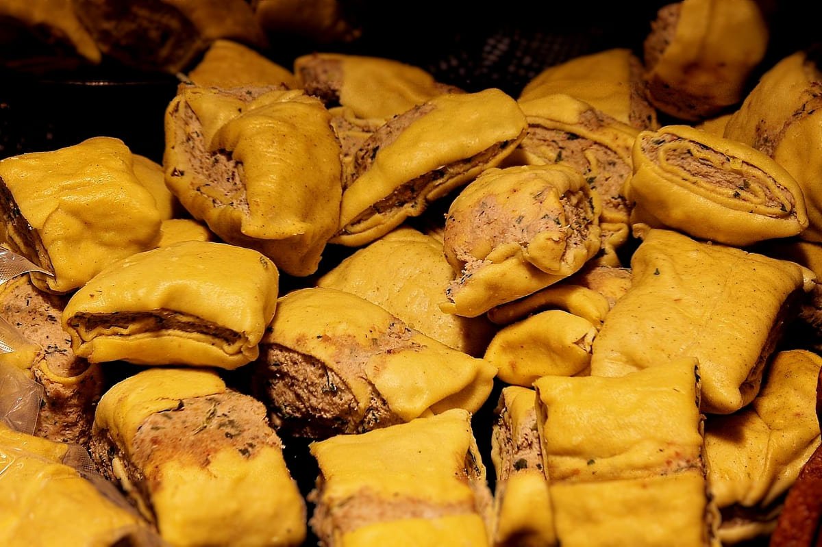 Maultaschen empilhados em uma bandeja de exposição para venda em açougue. Ilustrativo ao artigo Culinária alemã: por que o prato muda entre regiões?