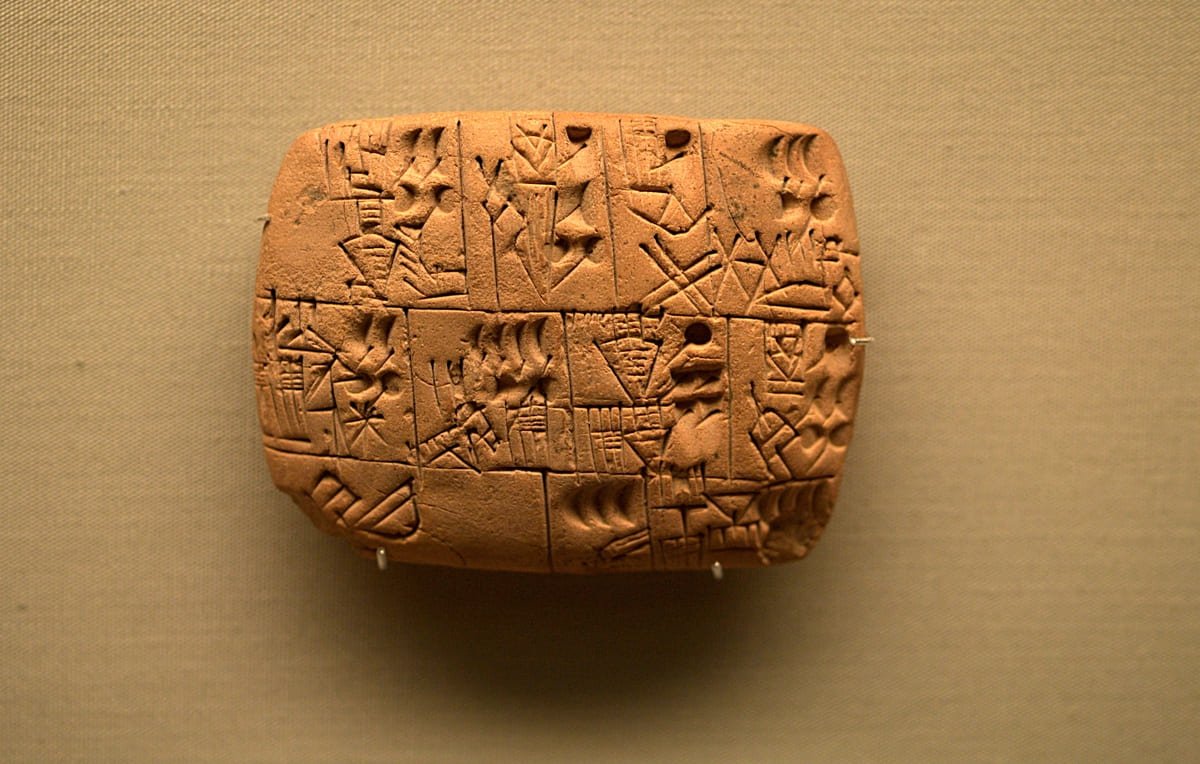 Tabuinha de argila com sinais protocuneiformes organizados em divisões, fotografada no Museu Britânico, ilutrativio ao artigo História da cerveja: o que os vestígios revelam?