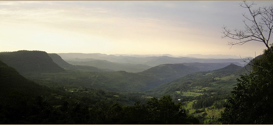 Vale do Quilombo fotografado em 2006. A paisagem contextualiza a região do Tour do Vale, sem identificar suas paradas. Ilustrativo ao artigo Atrações em Gramado: o que conhecer nas propriedades rurais?