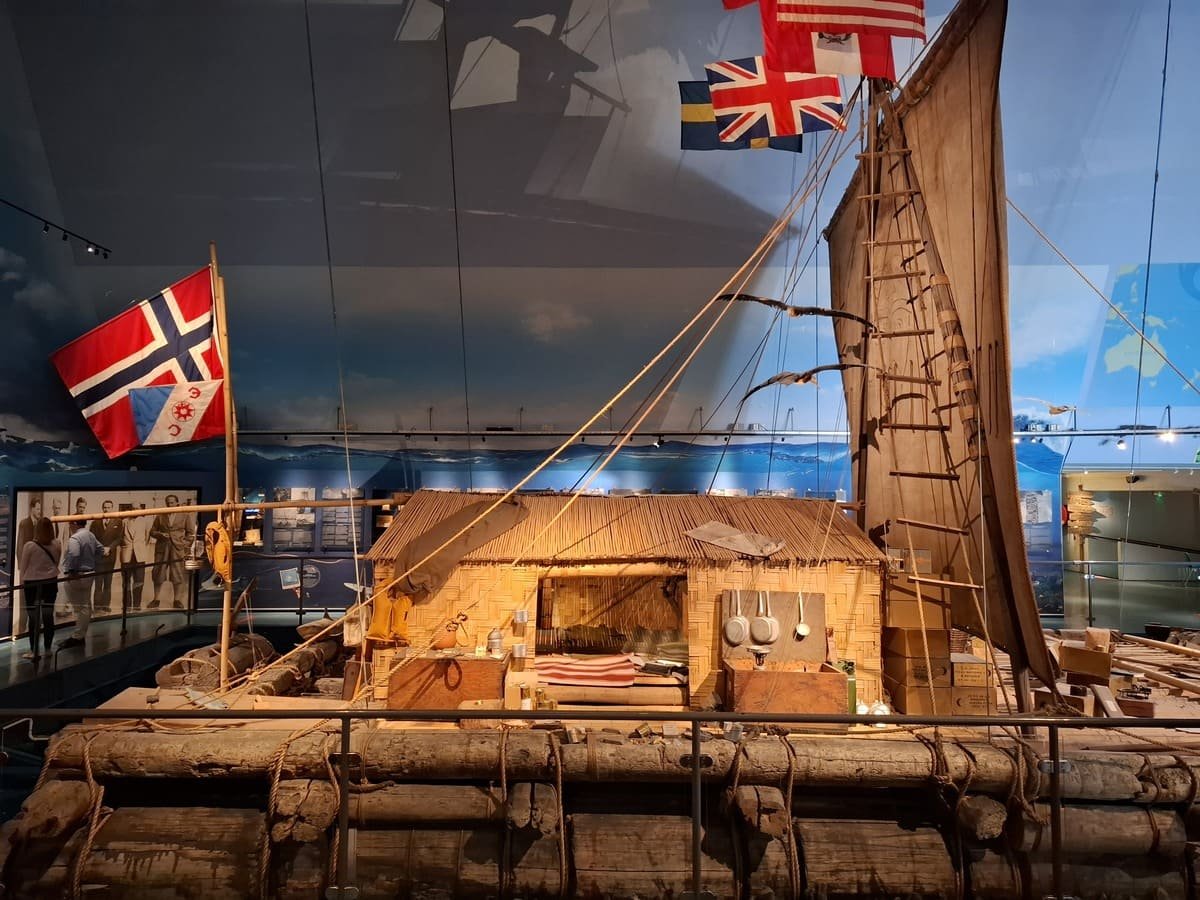 Jangada Kon-Tiki exposta no Museu Kon-Tiki, em Oslo, com os troncos, a cabine e a vela visíveis. Ilustrando artigo Kon-Tiki: entre a travessia real e a aventura filmada.