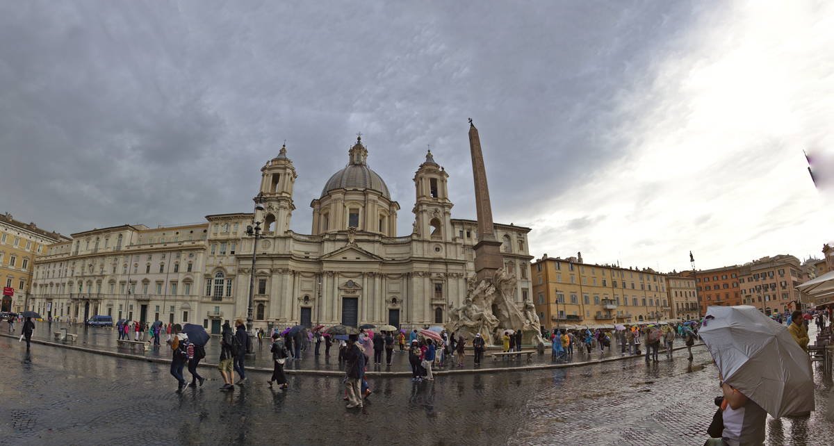 Vista da Piazza Navona, em Roma, com a igreja de Sant’Agnese in Agone e a Fontana dei Quattro Fiumi. Ilustrando artigo sobre o filme Comer, Rezar, Amar: entre o relato de viagem e os lugares filmados