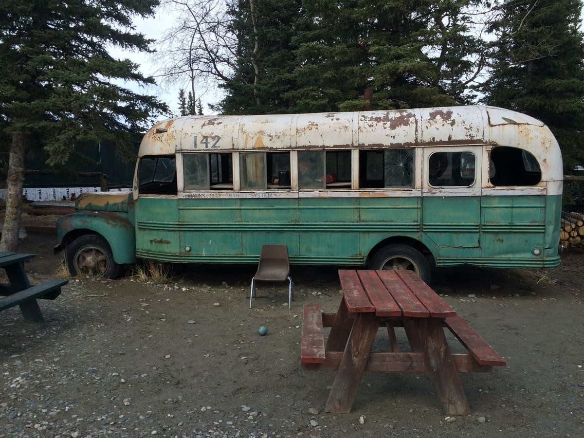 Réplica do ônibus utilizada em Na Natureza Selvagem, fotografada na 49th State Brewing Co., no Alasca.
