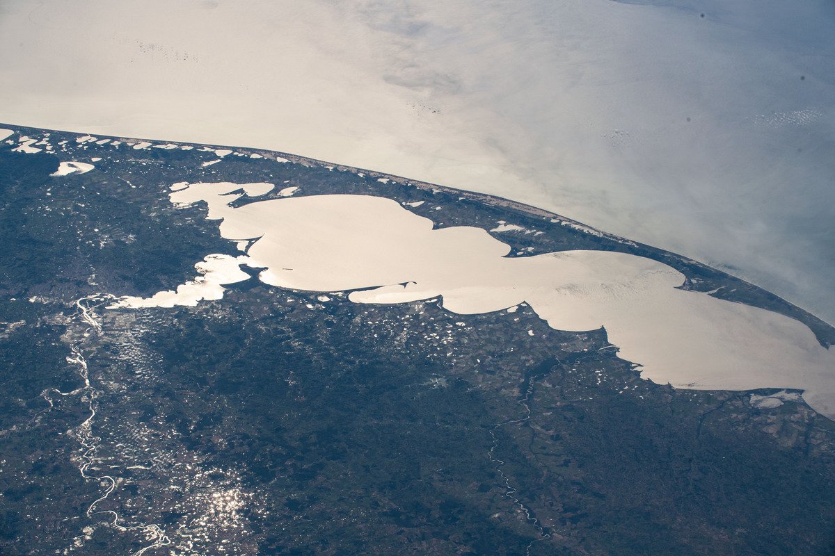 Lagoa dos Patos e região do Guaíba vistas da Estação Espacial Internacional em novembro de 2019, ilustrando artigo Lagos, lagoas e reservatórios do Brasil.