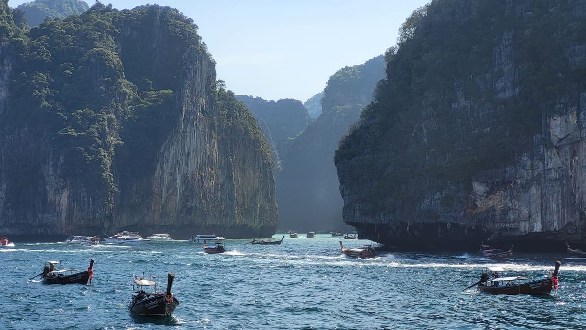Paredões e embarcações em Ko Phi Phi Le, na Tailândia, ilustrando artigo sobre o filme A praia.