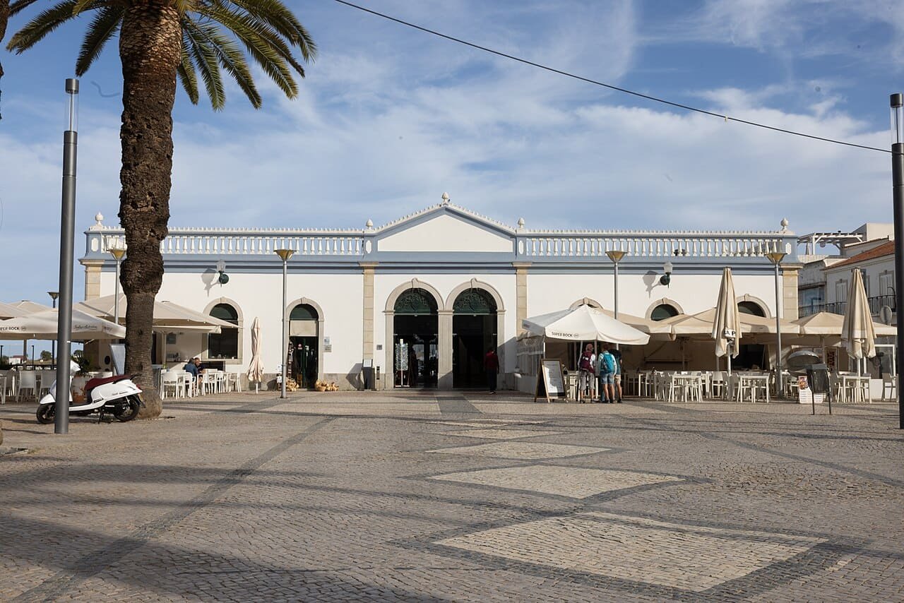 Prédio onde se localiza o mercado da Ribeira de Tavira, ilustrando artigo Dieta mediterrânea: da paisagem à mesa compartilhada