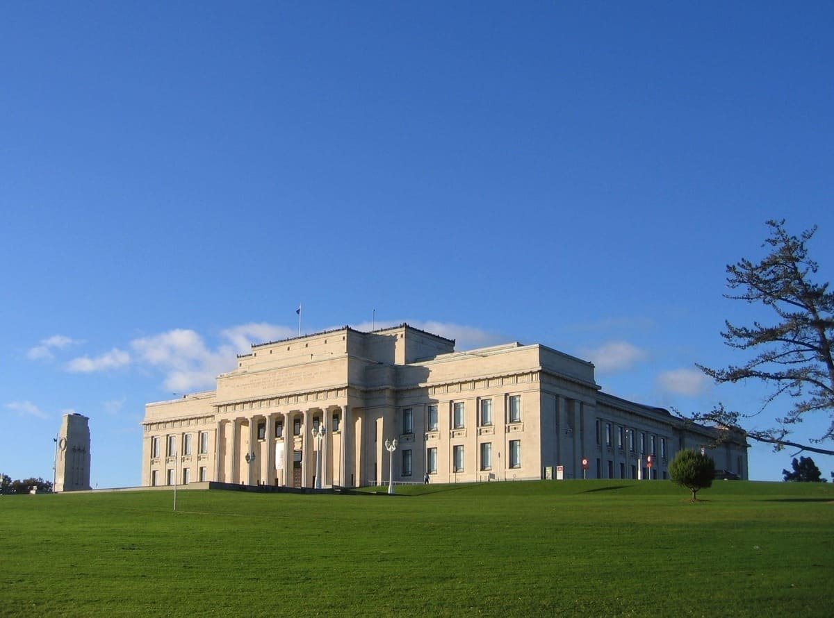 Fachada do Auckland War Memorial Museum, instituição utilizada nas filmagens de Ponte para Terabítia.