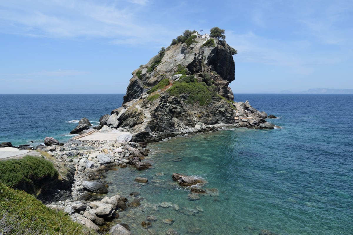 Capela de Agios Ioannis em Kastri, sobre uma formação rochosa junto ao mar, em Skopelos, na Grécia, ilustrando artigo sobre o filme Mamma Mia!