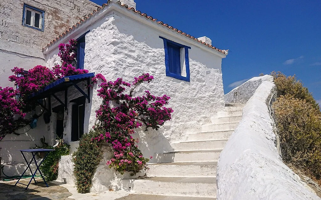 Arquitetura típica na ilha de Skopelos, a verdadeira Kalokairi do filme, uma das curiosidades de Mamma Mia.