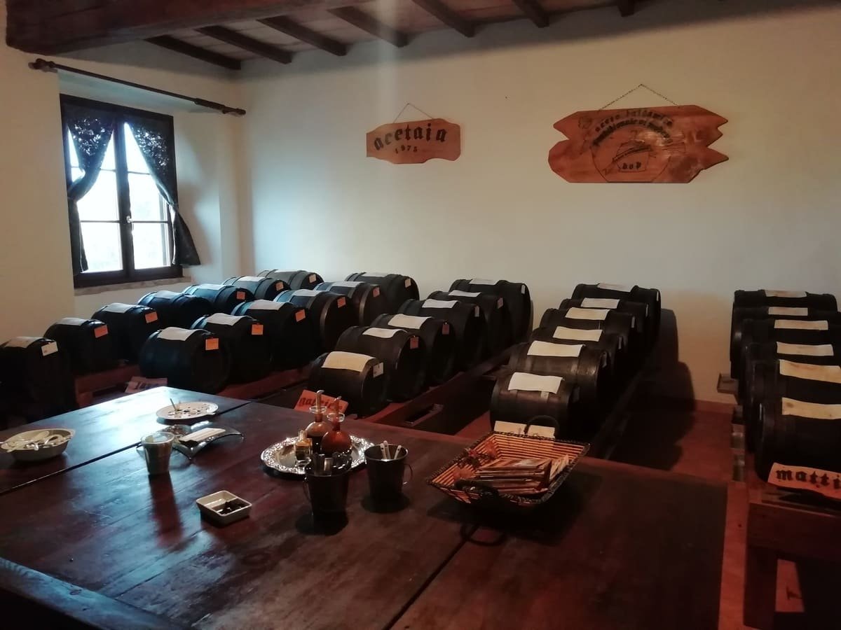 Barris na acetaia do Castelo de Levizzano Rangone, na Itália, ilustrando artigo sobre 7 tipos de vinagre.