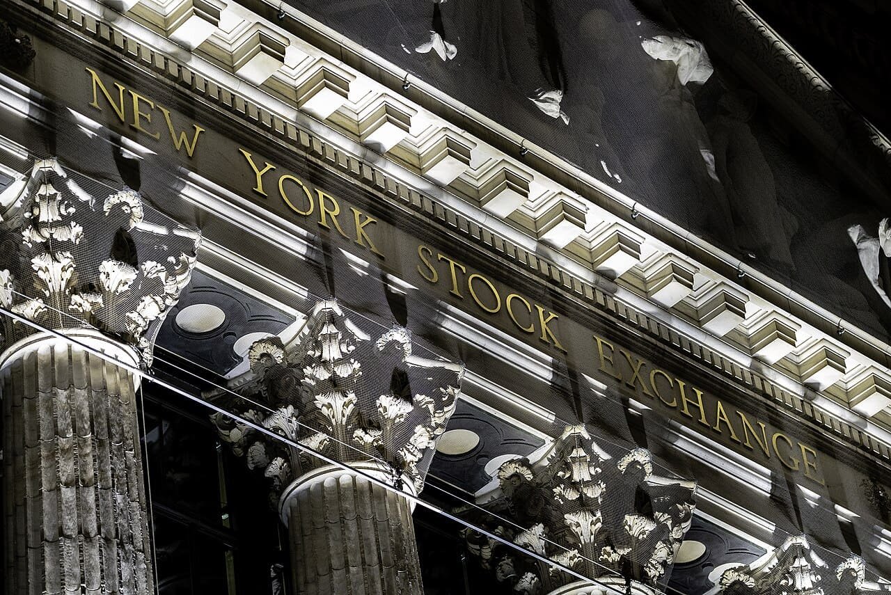 Detalhe iluminado da fachada da Bolsa de Valores de Nova York, na Broad Street, fotografado em 2021, ilustrando artigo sobre filme O lobo de Wall Street.