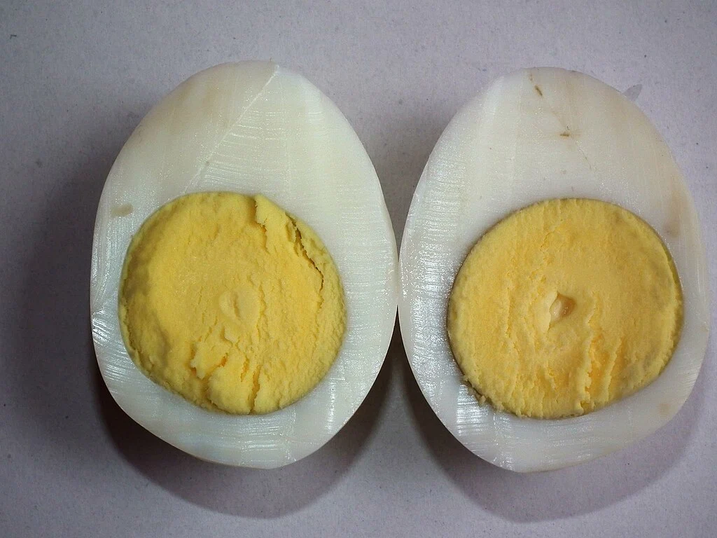 Um ovo cozido cortado em duas metades. Ovos cozidos é uma das formas mais práticas de consumir ovos diariamente.