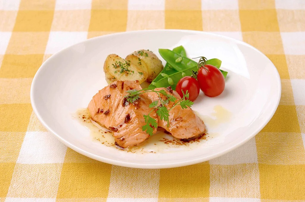 Salmão grelhado com temperinho verde, batatas temperadas, tomate cereja e vagem. Peixes ricos em ômega 3 são benéficos para o coração, um dos 5 Benefícios da Dieta Mediterrânea.