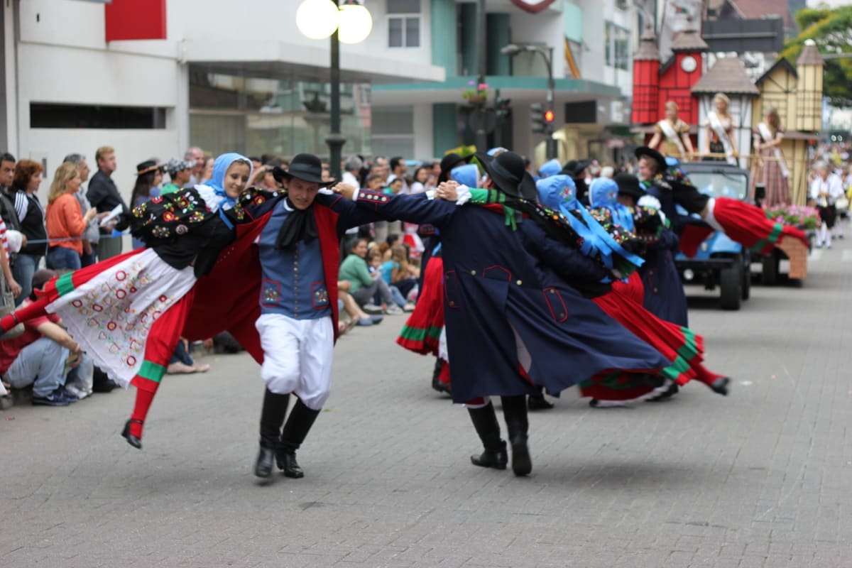 Participantes com trajes festivos dançam na Oktoberfest no Brasil, em Blumenau, registro de 2011.