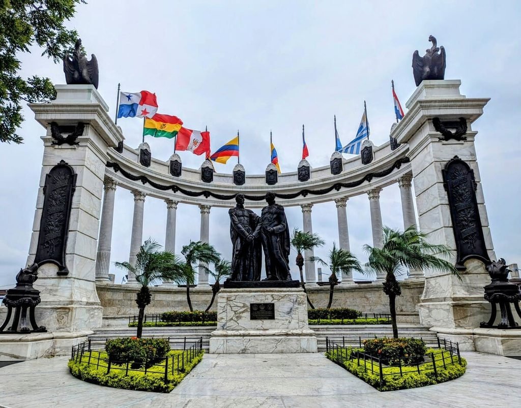 Hemiciclo de La Rotonda com esculturas de Bolívar e San Martín, colunas e bandeiras