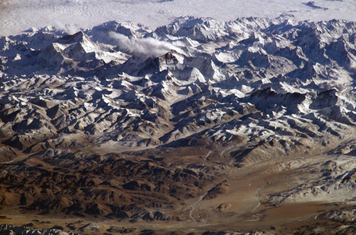 Setor tibetano diante da cadeia do Himalaia, em fotografia obtida da Estação Espacial Internacional em 28 de janeiro de 2004. Ilustrando artigo Planalto Tibetano e Himalaia: como se relacionam.